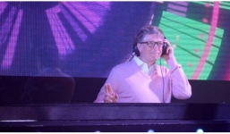 Clip tỷ phú Bill Gates làm DJ và nhào lộn gây sốt